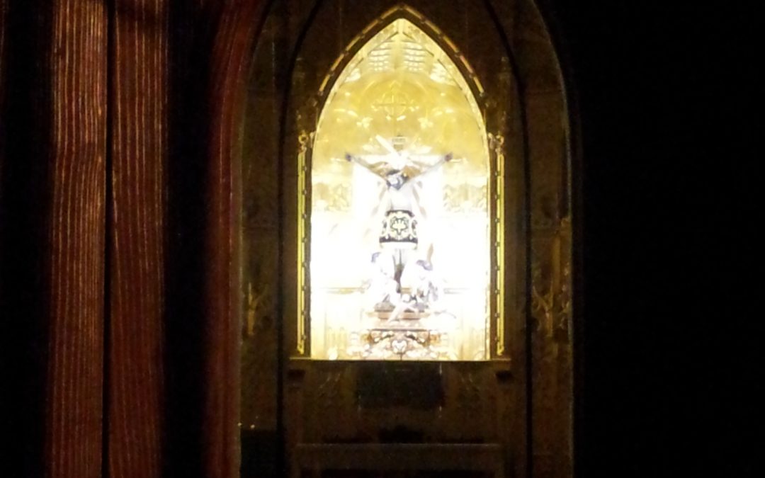 Fotografía de la puerta e Imagen del Santo Cristo del Consuelo en su ermita en Cieza.