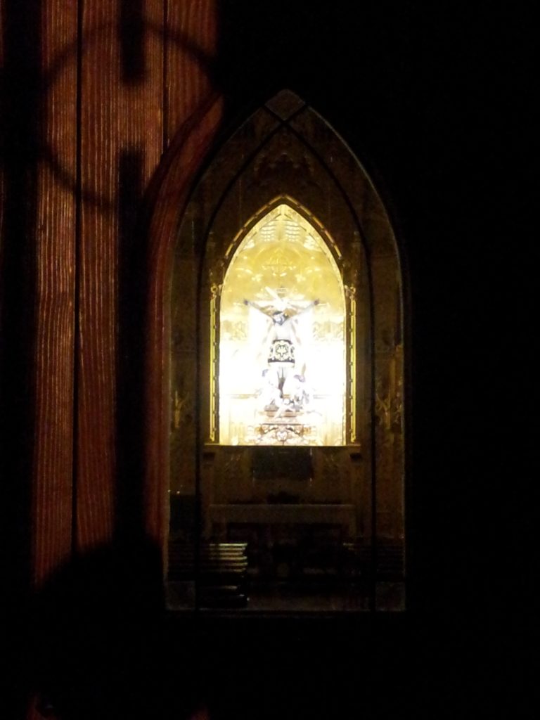 Fotografía de la puerta e Imagen del Santo Cristo del Consuelo en su ermita en Cieza.