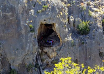 Imagen de una visita guiada a la Cueva la Serreta dentro del Cañón de Almadenes de Cieza Murcia