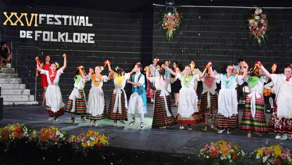 Foto de un grupo bailando en el Festival de la Escuela Municipal de Folklore de Cieza