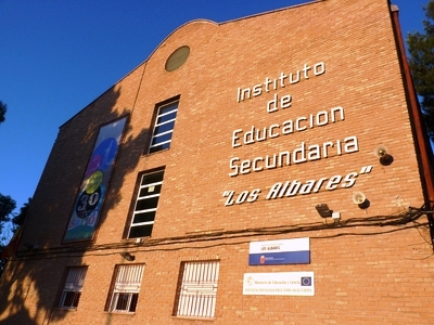Foto de la fachada principal del IES Los Albares instituto de secundaria de Cieza