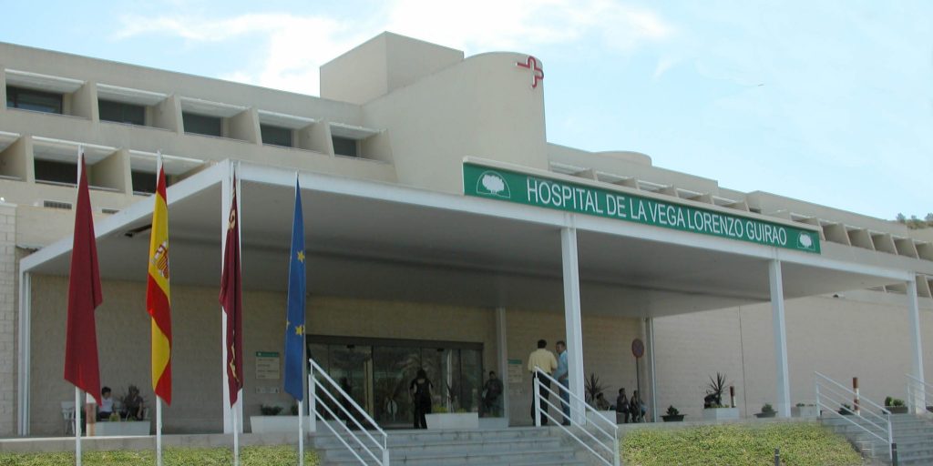 Foto de la fachada y puerta principal del Hospital Lorenzo Guirao de Cieza.