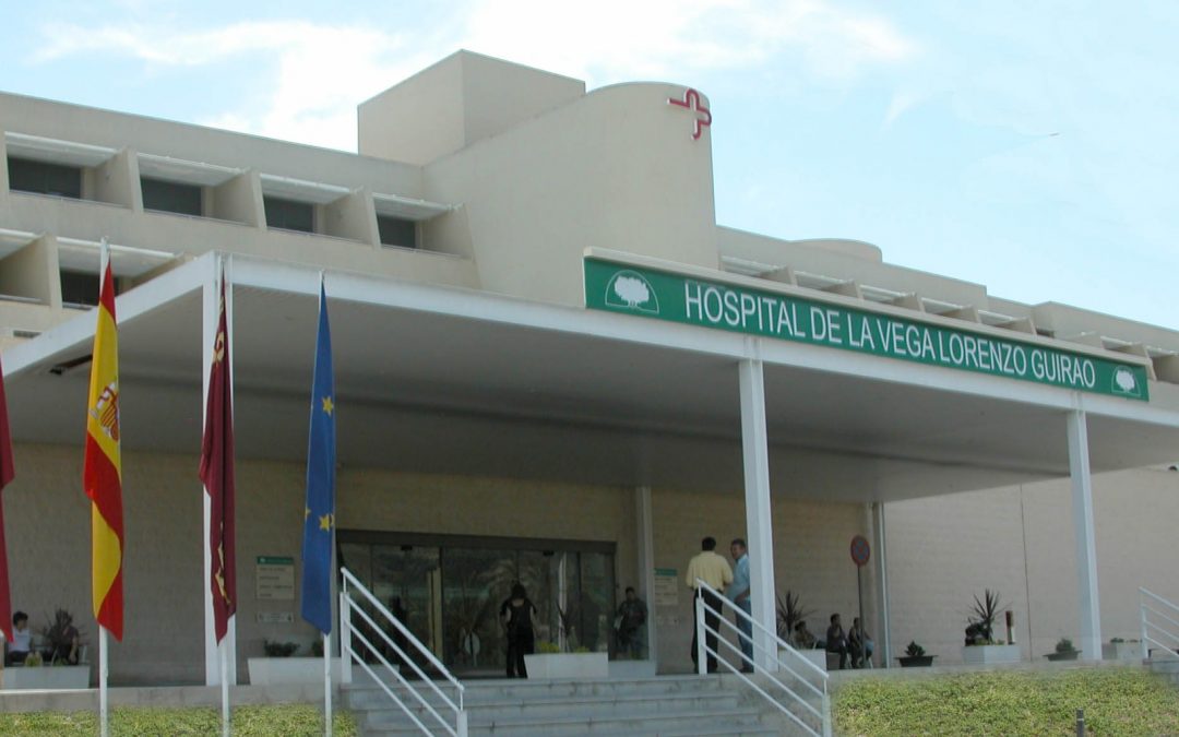 Foto de la fachada y puerta principal del Hospital Lorenzo Guirao de Cieza.