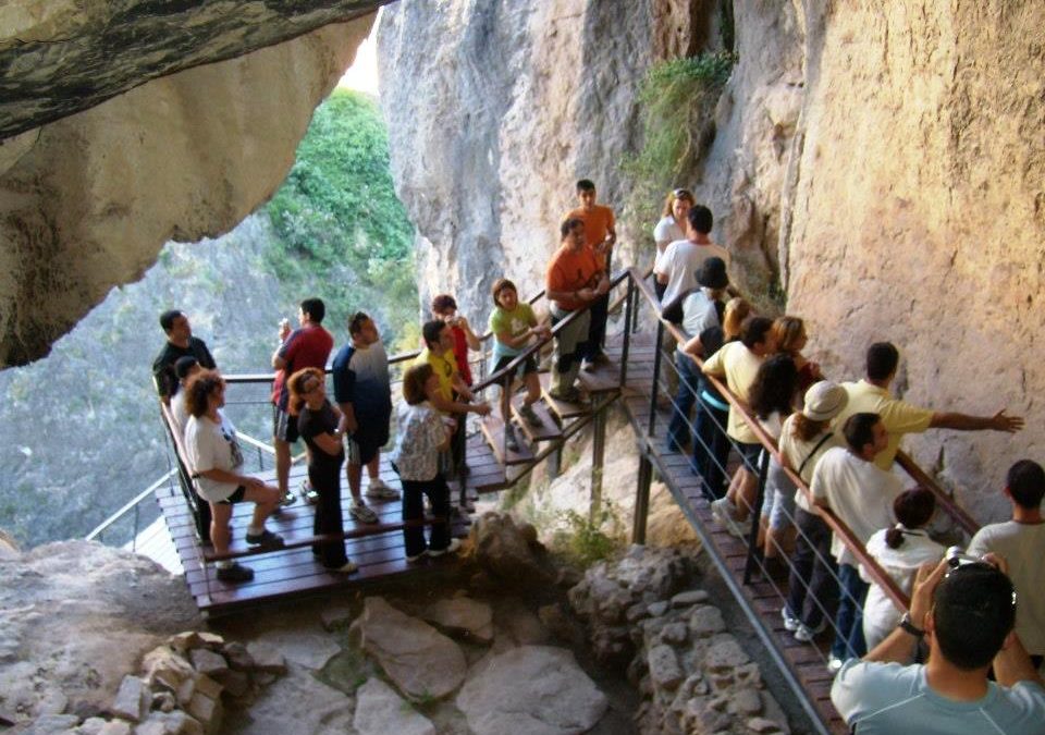 Foto de una visita guiada a la Cueva Sima de la Serreta en el Cañón de Almadenes en Cieza Murcia.