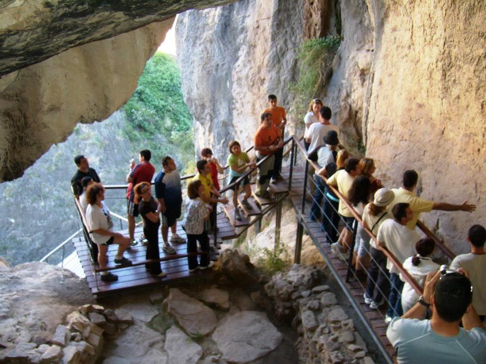 Foto de una visita guiada a la Cueva Sima de la Serreta en el Cañón de Almadenes en Cieza Murcia.