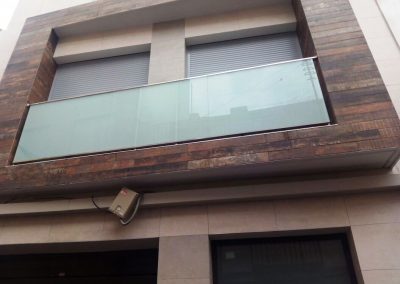 Foto de Cerramiento acristalado de fachada en aluminio y cristal de seguridad.