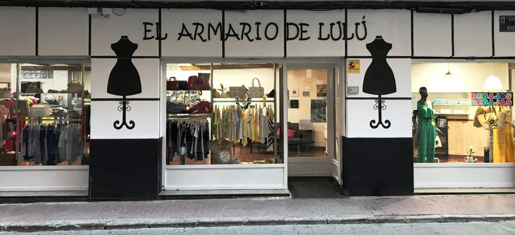 Fotografía de la fachada de la tienda de Moda El Armario de Lulú de Cieza.