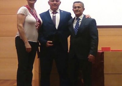 Foto de Eduardo López con Alfonso Acosta, presidente del Concilio de Maestros, y la ex campeona mundial Coral Bistuer.