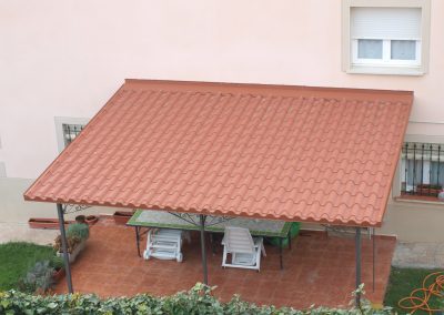 Foto de un patio con panel sandwinch imitación de teja.