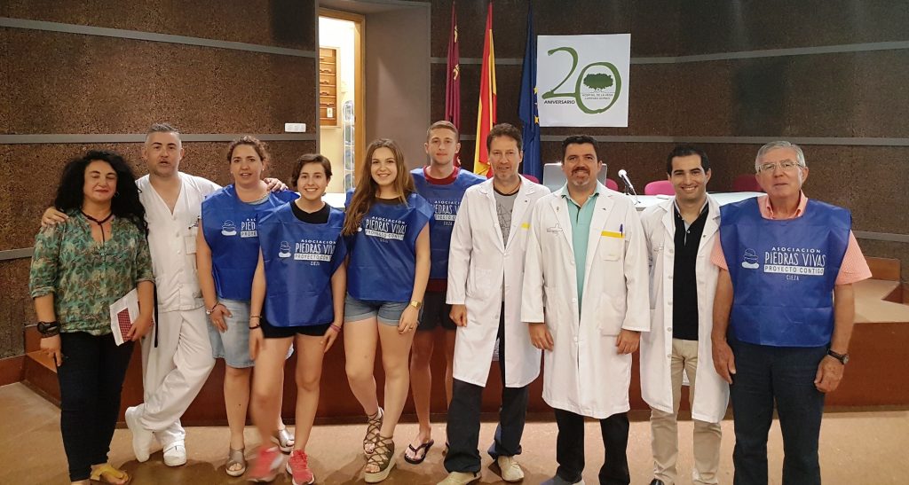 Foto de los voluntarios de la asociación 'Piedras Vivas' con personal del hospital de Cieza.