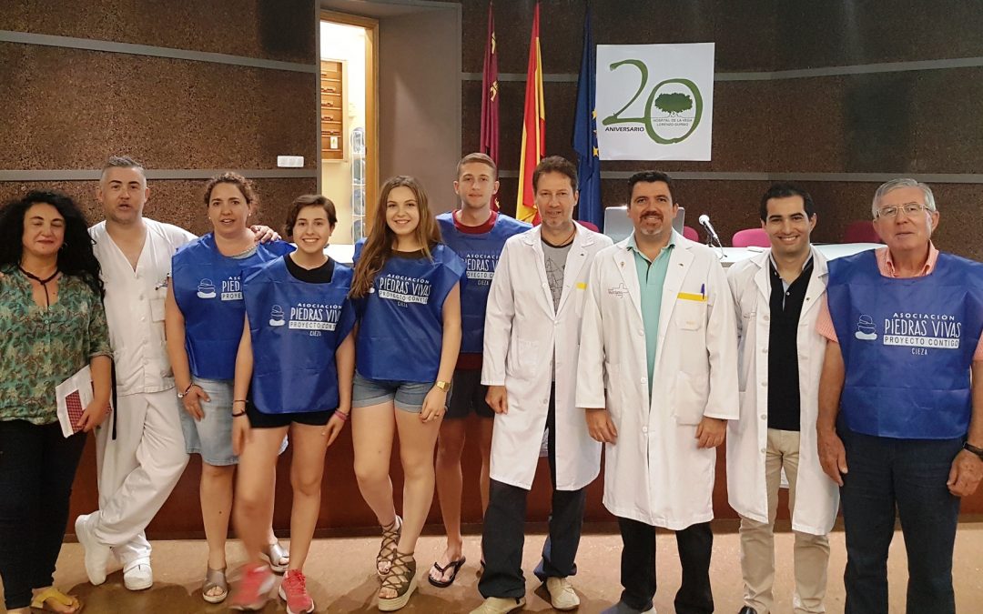 Foto de los voluntarios de la asociación 'Piedras Vivas' con personal del hospital de Cieza.