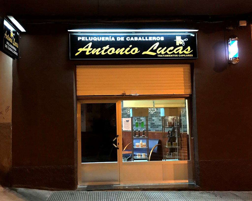 Foto de la puerta principal de Peluquería de Caballeros Antonio Lucas, Cieza.