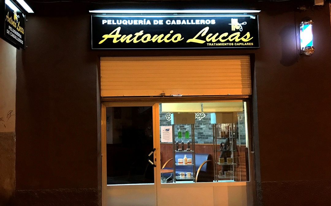 Foto de la puerta principal de Peluquería de Caballeros Antonio Lucas, Cieza.