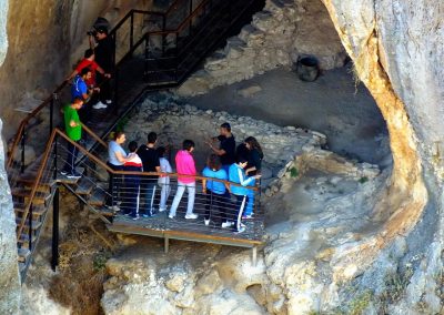 Fotografía de un grupo de personas durante su visita a la Cueva Sima de la Serreta en el Cañón de Almadenes en Cieza