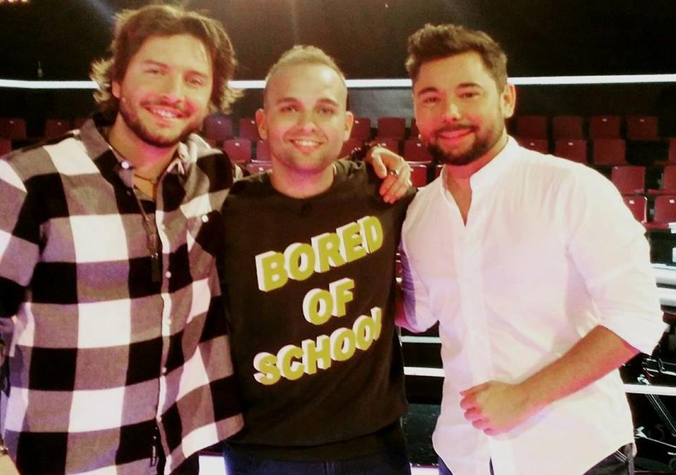 Fotografía del ciezano Charly, Carlos Villa, con sus coaches Manuel Carrasco y Miguel Poveda. en la Voz de Telecinco.