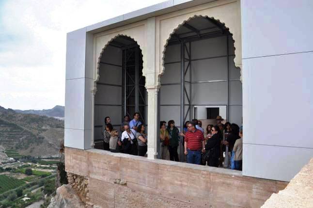 Fotografía de unas de las visitas guiadas en el Yacimiento Islámico de Medina Siyâsa en Cieza.