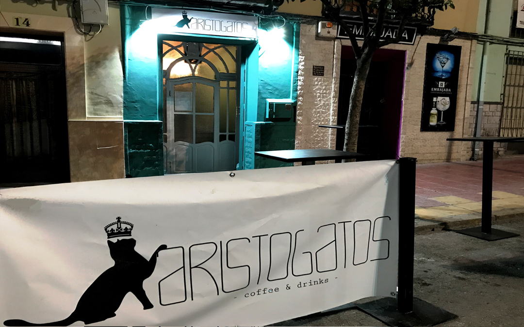 Fotografía de la puerta principal de la cafetería Aristogatos Coffee de Cieza.