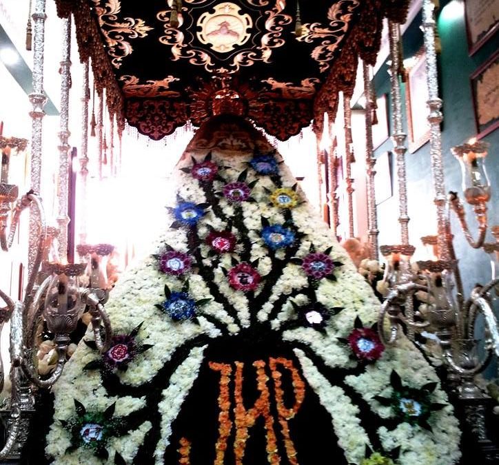 Imagen del manto y trono de la Virgen de Gracia y Esperanza, Manto Solidario Cieza.