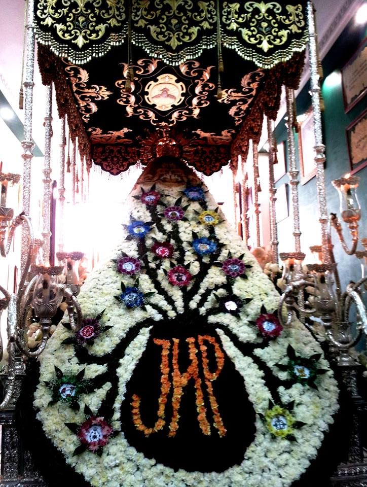 Imagen del manto y trono de la Virgen de Gracia y Esperanza, Manto Solidario Cieza.
