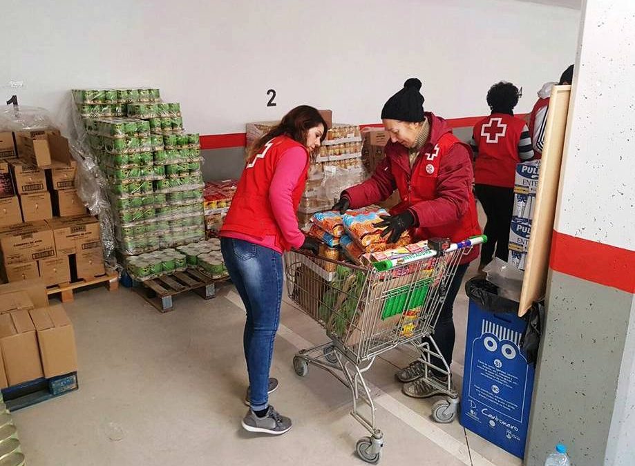 Foto de varios voluntarios preparando el reparto de alimentos de Cruz Roja Cieza.