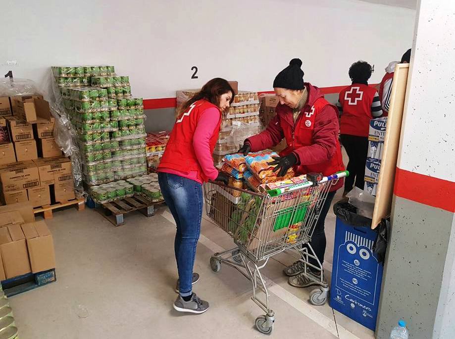 Foto de varios voluntarios preparando el reparto de alimentos de Cruz Roja Cieza.