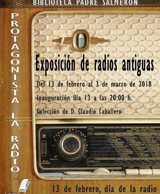 Montaje del Cartel de la Exposicón de Radios Antiguas de Claudio Caballero en la Biblioteca de Cieza.