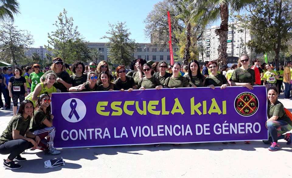 Foto de las mujeres de la Escuela Kiai de Cieza en la Carrera de la Mujer en Murcia.