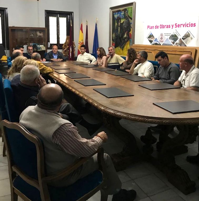 Foto de la reunión del Alcalde y el Concejal de Medio Ambiente con vecinos de El Maripinar, foto Ayto Cieza.