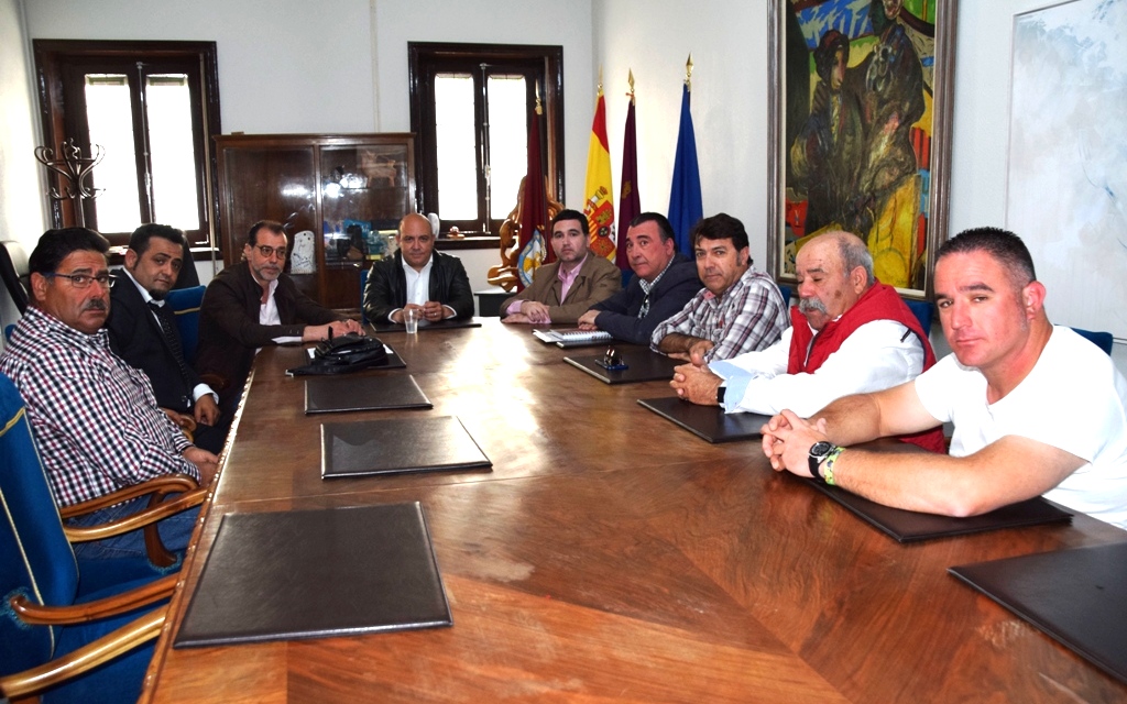 Foto con los afectados de la reunión con el Concejal de Turismo y el Alcalde de Cieza.