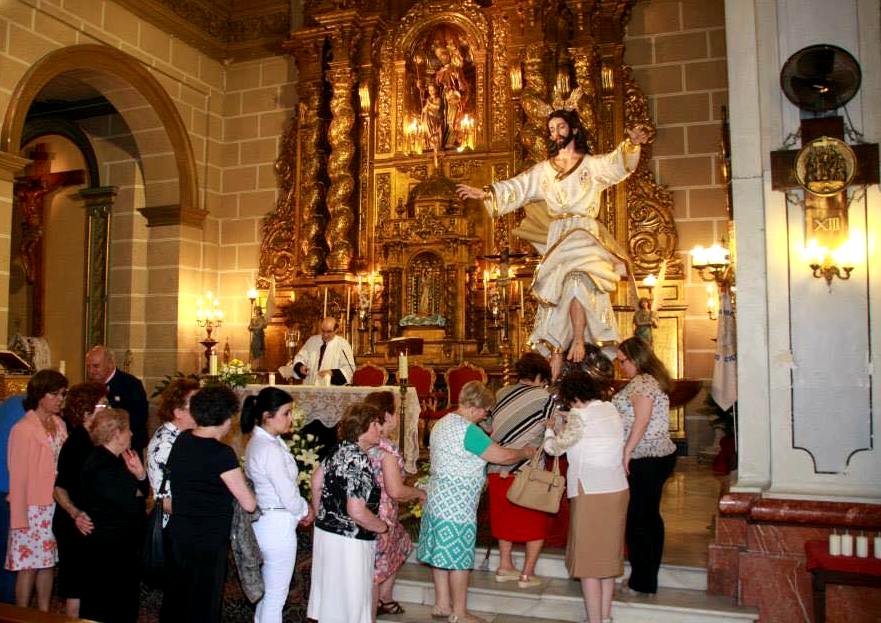 Foto de las personas en la Misa y Besapié en la Iglesia de San Joaquín de la Santa Verónica en Cieza.