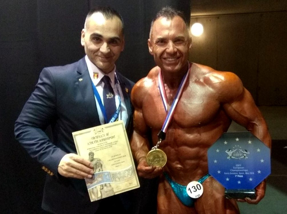 fotografia de Pedro J Villa con su medalla de campeón master 50.