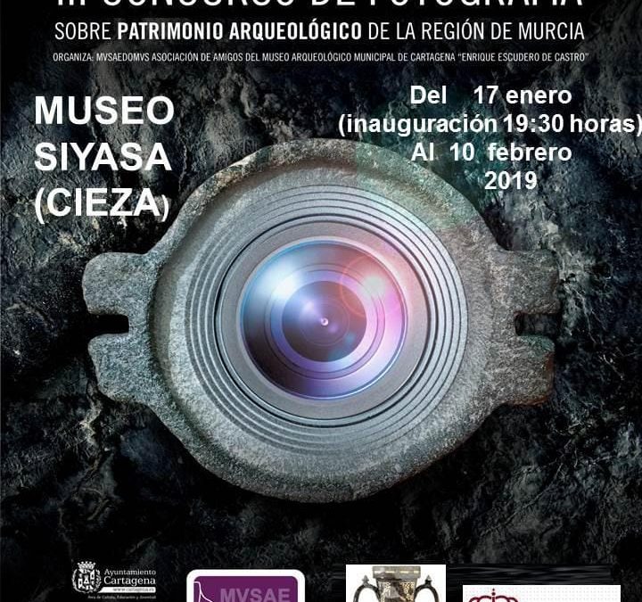 Cartel de la exposición del concurso de fotografía de arte rupestre en Cieza.