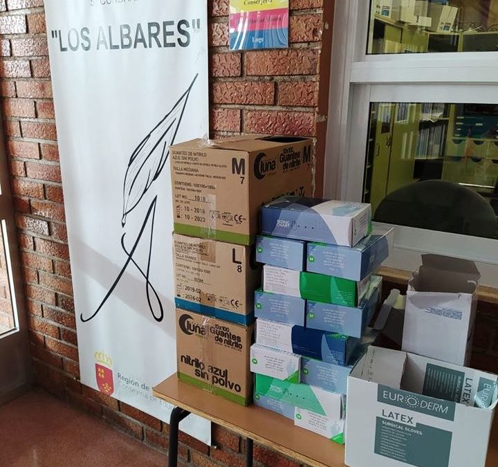 El IES Los Albares dona al Hospital de Cieza 3.000 pares de guantes