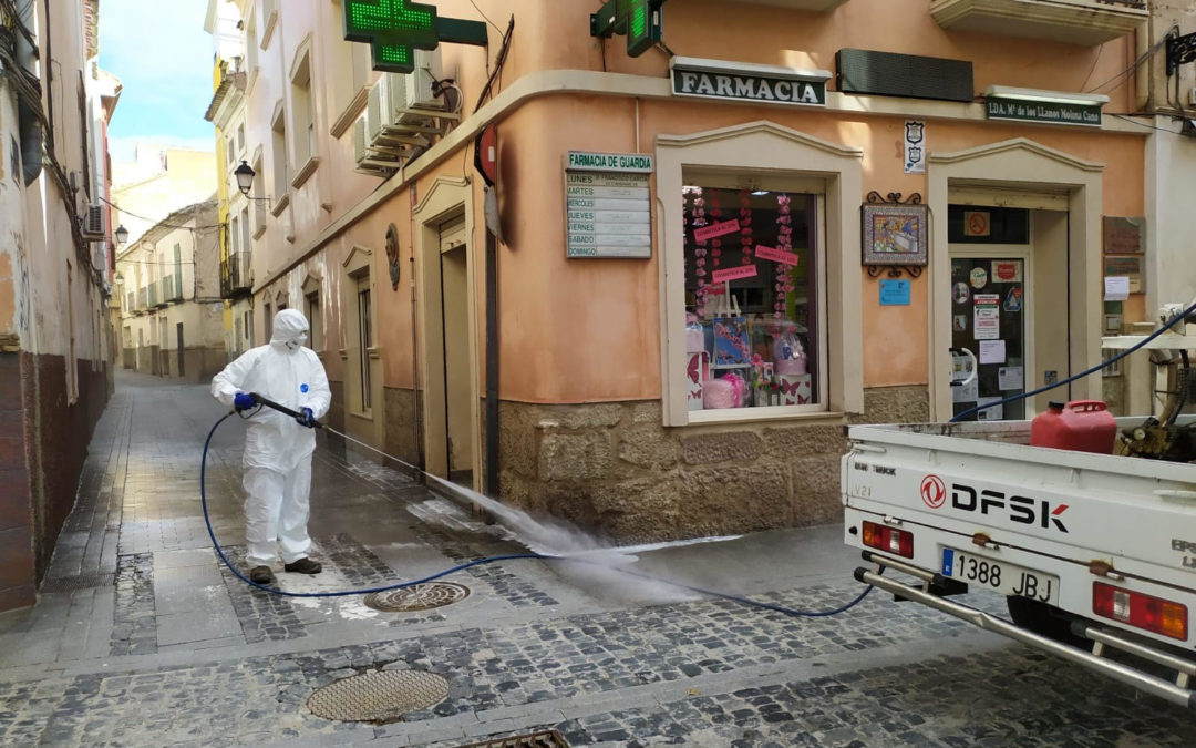 El Ayuntamiento desinfecta los exteriores de farmacias y estancos de Cieza