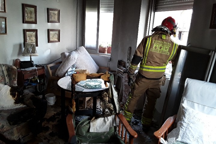 Tres personas atendidas y trasladas al hospital por el incendio de su vivienda en Cieza