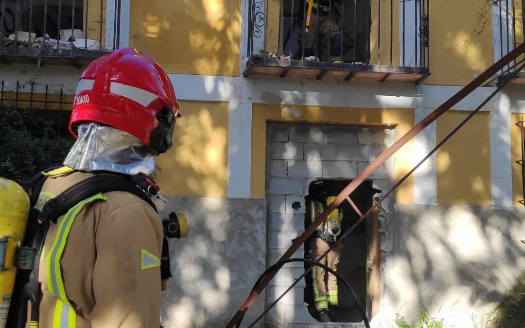 Bomberos apagan el incendio de una vivienda abandonada