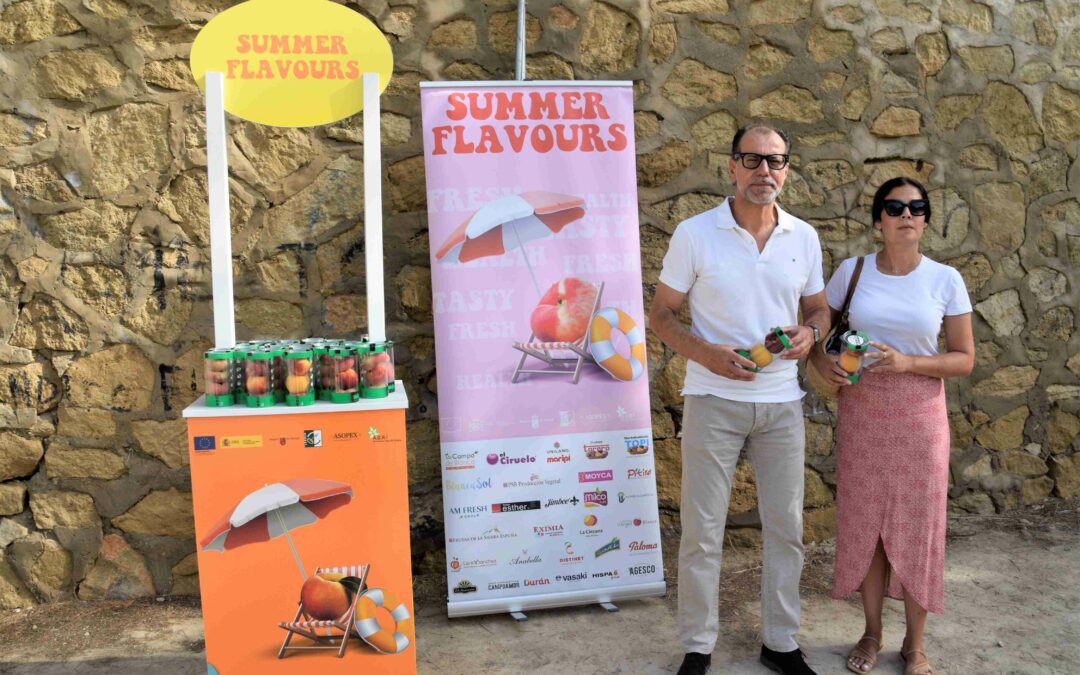 El grupo ADRI promociona la fruta ciezana entre los turistas náuticos
