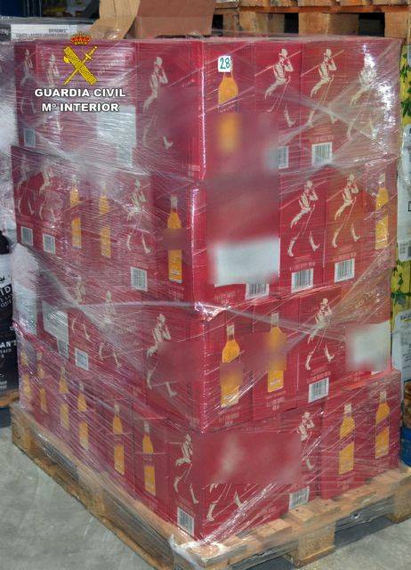 La Guardia Civil recupera 14.000 botellas de whisky y un camión