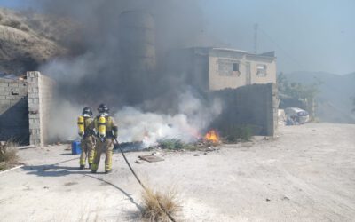 Bomberos extinguieron ayer el incendio de un contenedor en Cieza