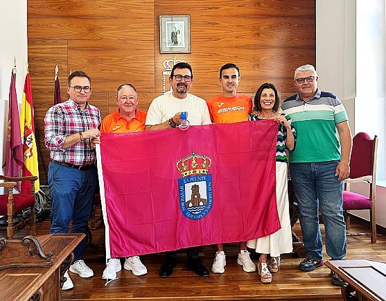 El alcalde de Cieza recibe al marchador Manuel Bermúdez